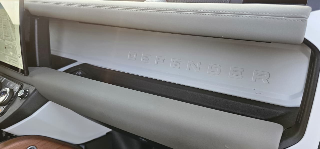 Land Rover Defender - Image 15