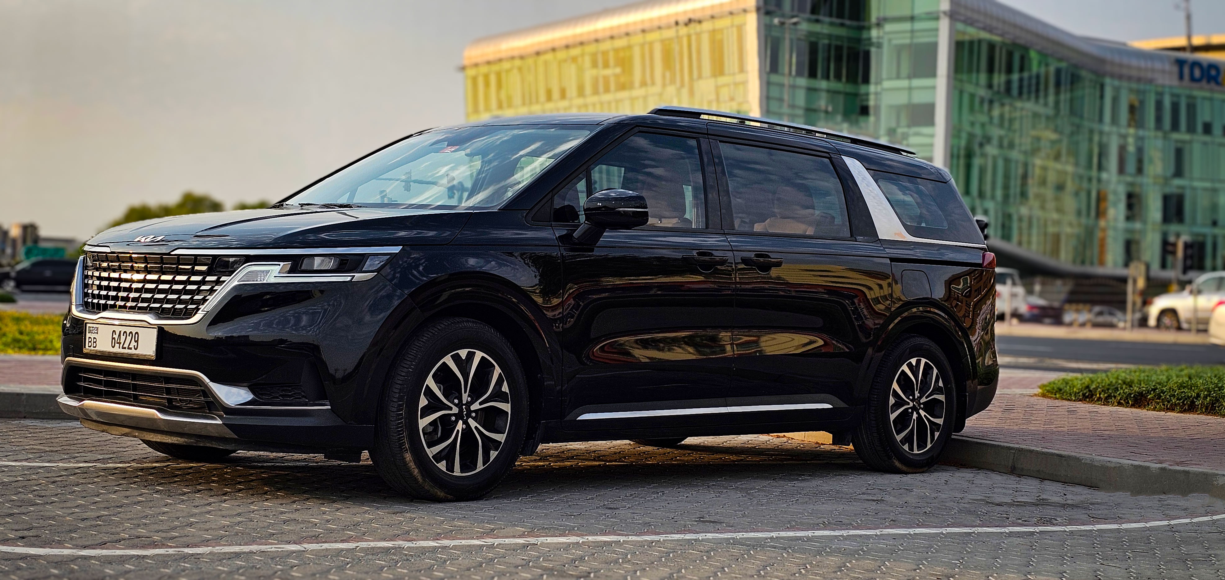 KIA		 Carnival - Image 2